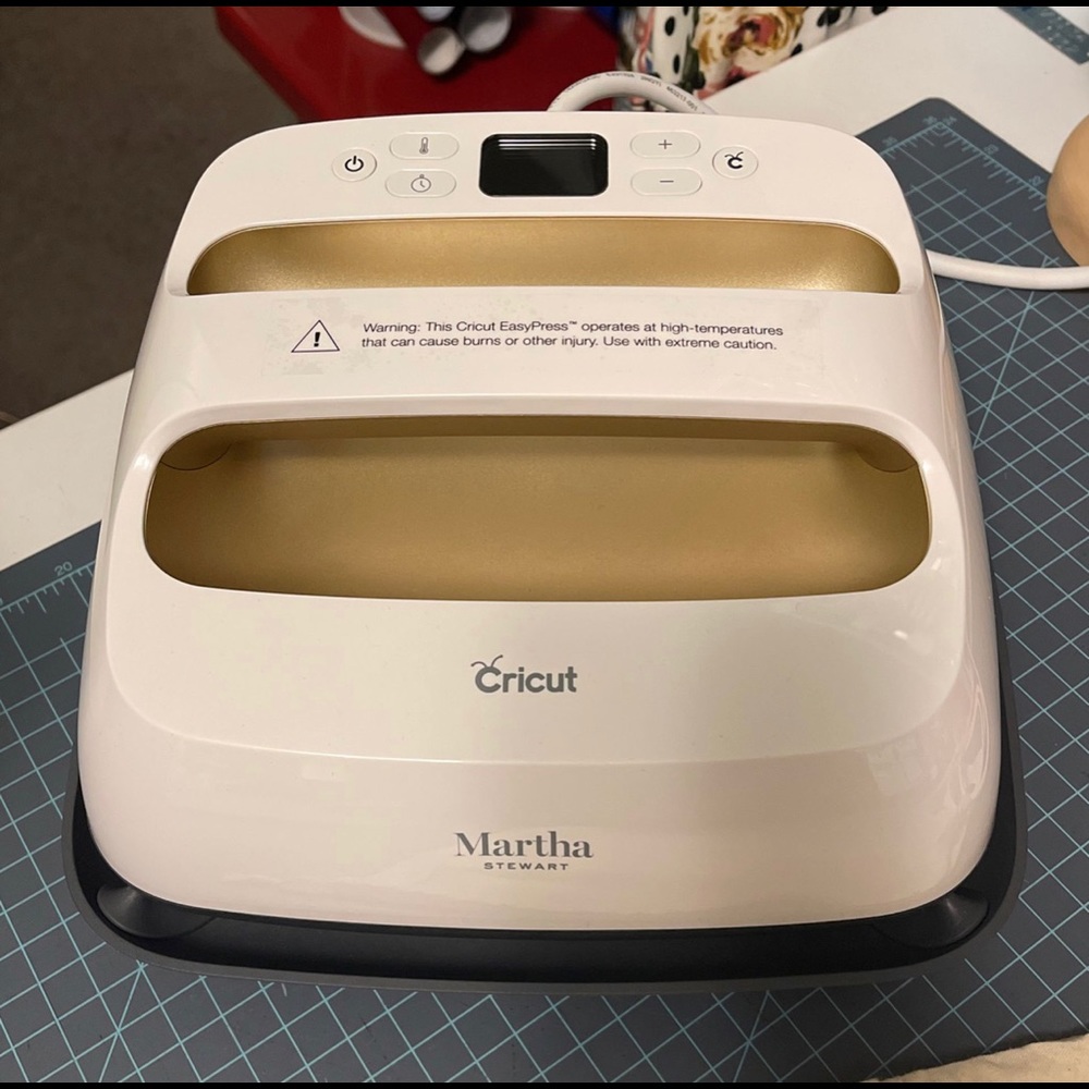 **SOLD ** Cricut Easy Press 2 Bundle